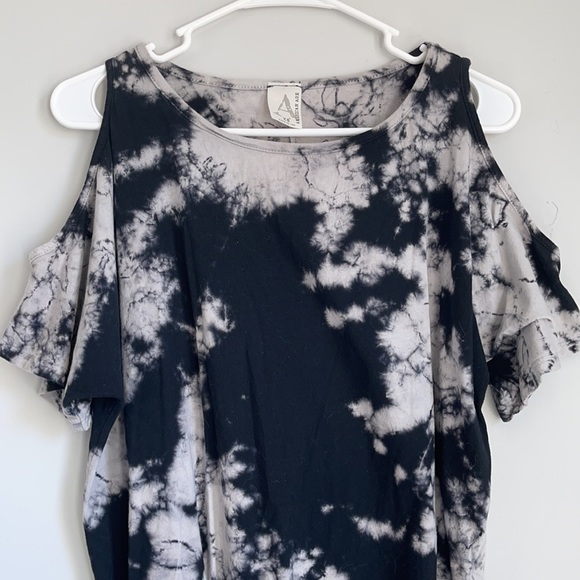 Tie-Dye Rugged Open Shoulder Tee - Picture 3 of 4